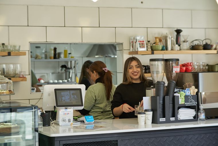 La barra de Manolette’s, con la máquina de café y el equipo atendiendo