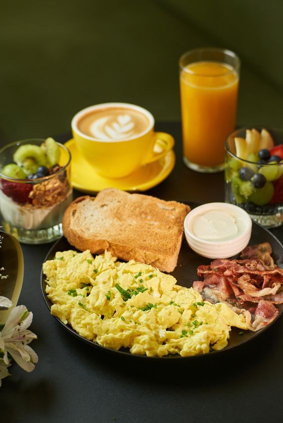Huevos, tostadas, frutas y café
